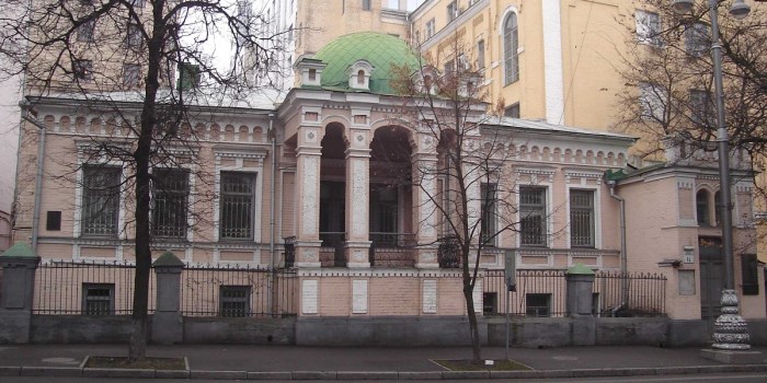 Four-legged House”